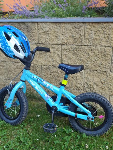 Chlapcensky maly bicykel s prilbou, 12