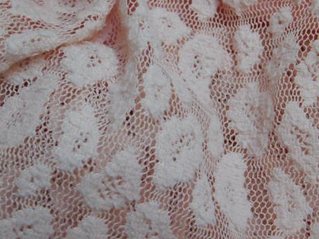 Velmi pekne čipkovane šaty, 110