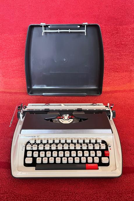 Mechanický kufríkový písací stroj chevron 5,