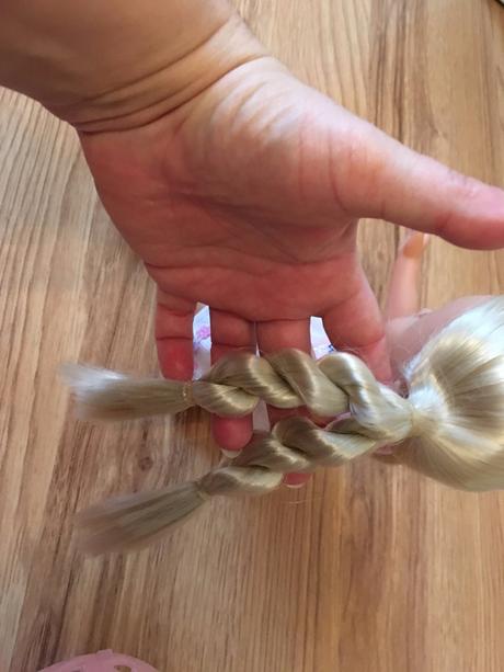 Bábika na korčuliach + príslušenstvo,