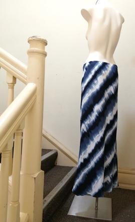 Dlha modro-biela sukna, vel. 40, l