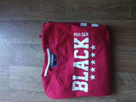 Červená mikina, 140