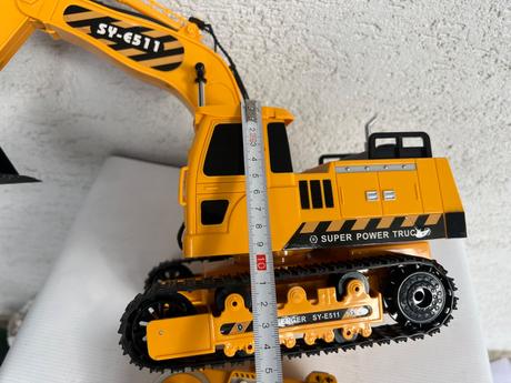 Diaľkovo ovládaný bager challenger sy-e6511,