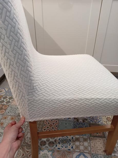 Nové biele návleky na stoličky, 