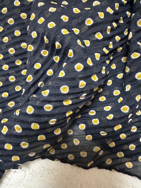 Tmavomodrá plisovaná šatka s horčicovými bodkami,