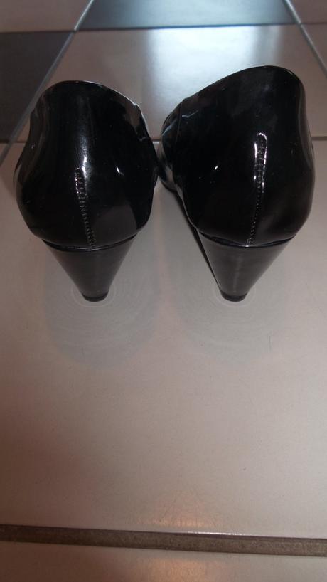 Čierne lodičky, 37