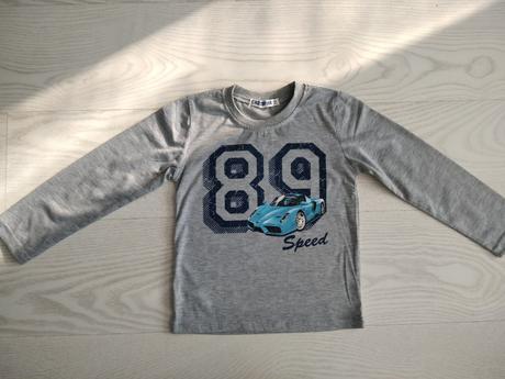 Šedé tričko s autom, 104