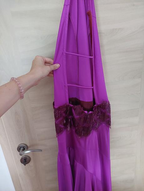 Plesove saty cyklamenove s holym chrbtom, s