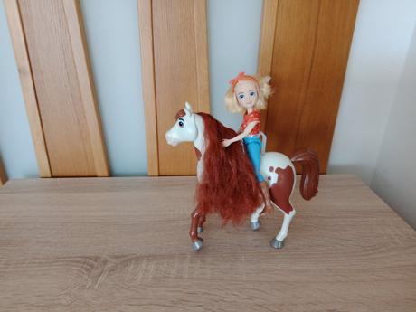 Bábika abigail s koňom boomerangom,