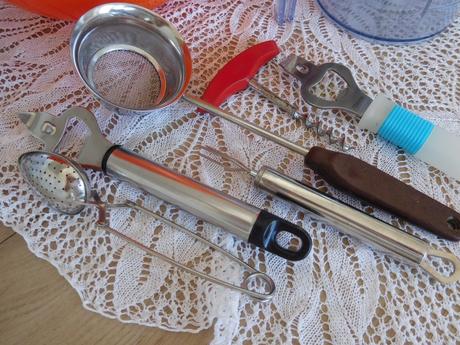 Ručný šľahač, plastové nadoby do kuchyne,, 