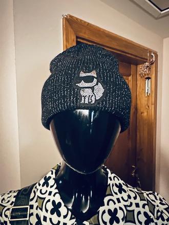 Čierna čiapka so striebornou niťou karl lagerfeld, 