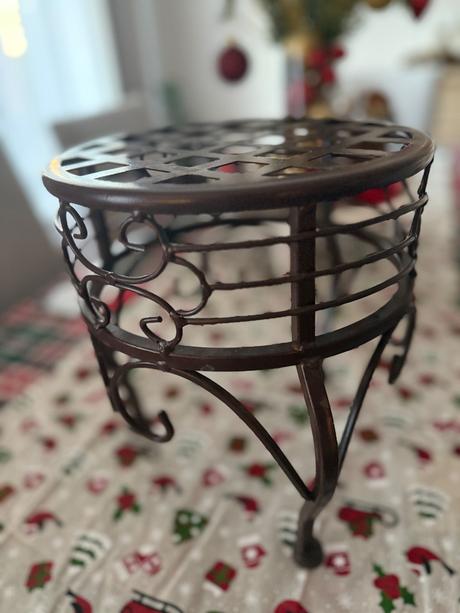 Kovový stojan na kvety alebo stolček víntage, 