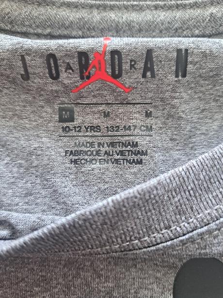 Tricka+kratasy spolu 25eur, velkost m 132az147, air jordan,140