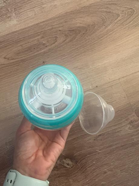 Podbradníky, fľaša, misky, príbor, 