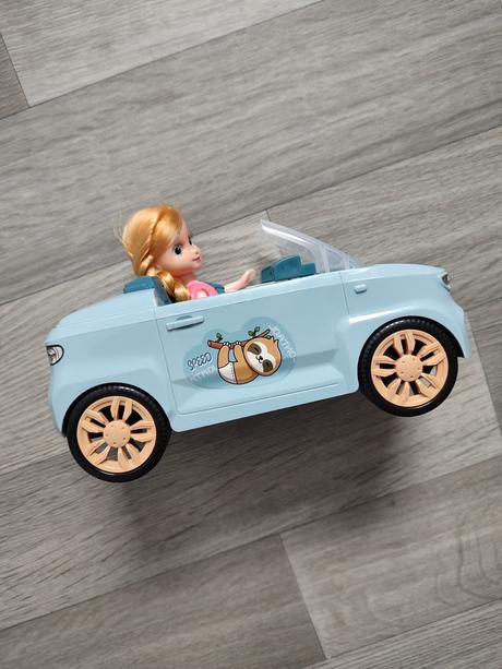 Autíčko s bábikou,