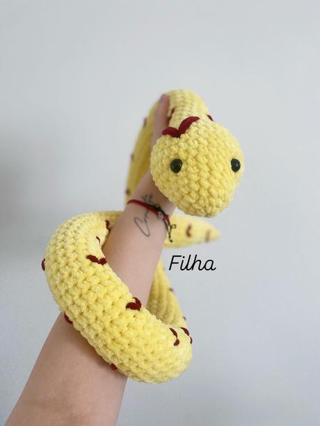 Žltý háčkovaný hadík,