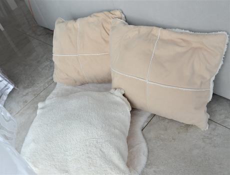 3x béžový vankúš,