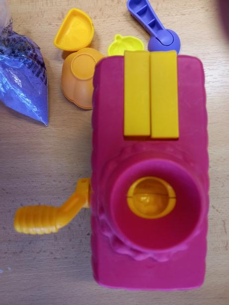 Auto na vyrobu zmrzliny z playdow, 