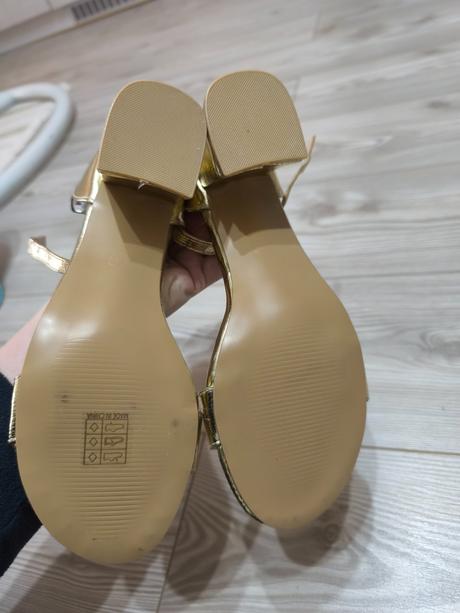 Zlaté sandálky, 39