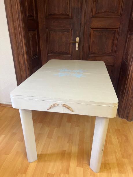 Renovovaný drevený rozkladací jedálenský stôl,