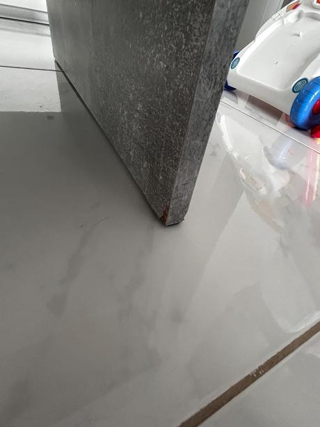 Bielosivy konferenčný stolik, 