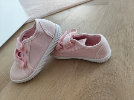 Ružové tenisky, 26