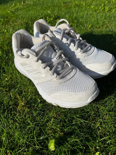 Buď kráľovná bielych tenisiek, adidas,37