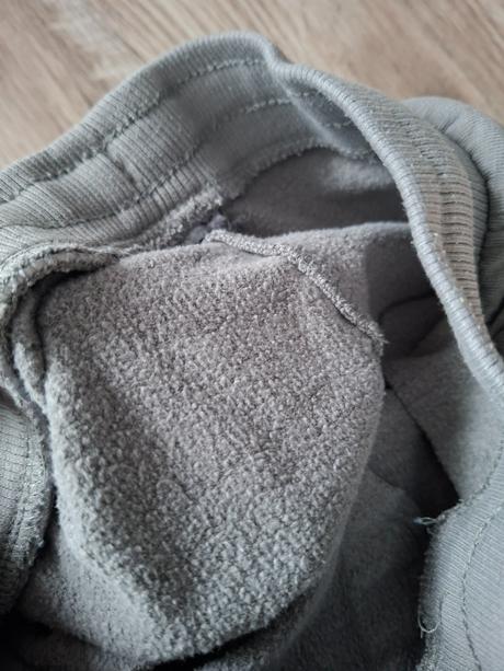 Šedé tepláky s labkovou patrolou, 104