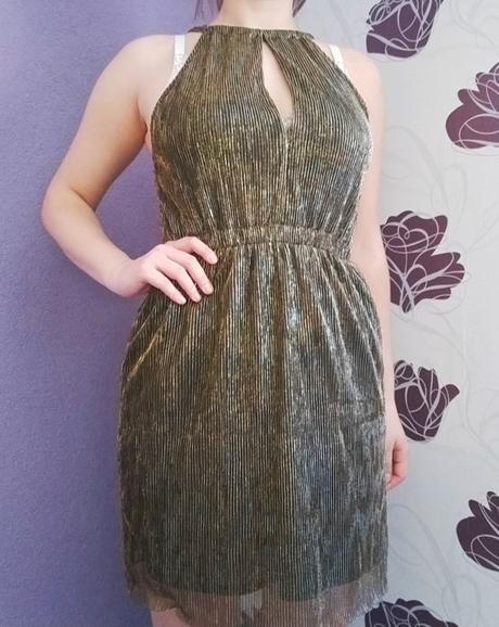 Zlaté šaty divided, 34