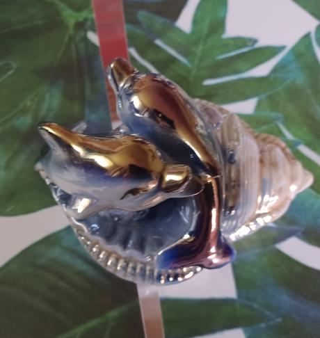 Delfíny s mušľou, 