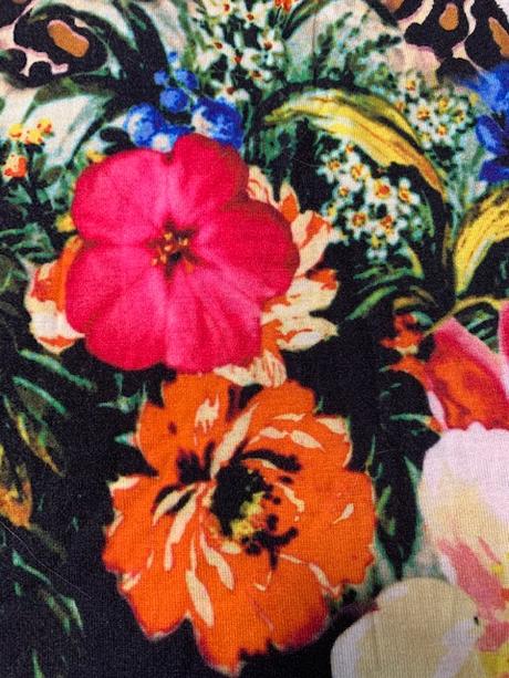 Úzke veľmi elastické šaty s kvetmi,