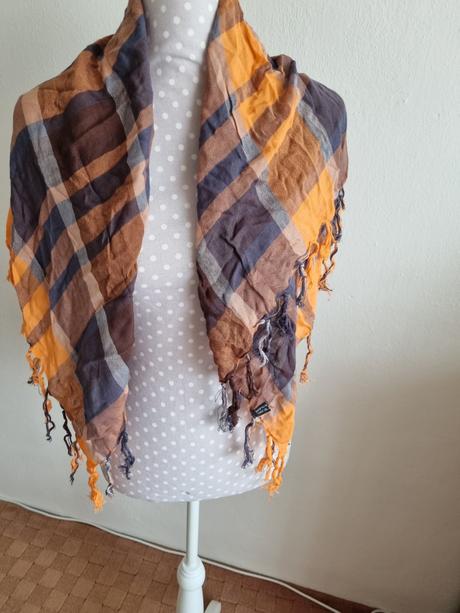 Oranžovonhnedá šatka,