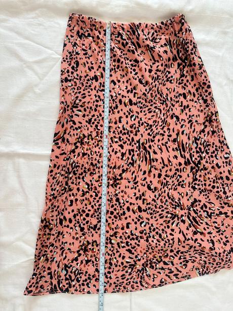 Štýlová midi sukňa s modernou leopardou potlačou, 