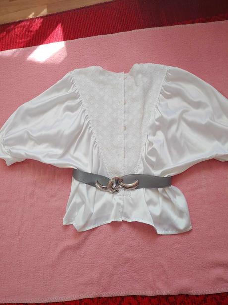 Elegantná biela búzka s opaskom, m