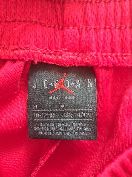Tricka+kratasy spolu 25eur, velkost m 132az147, air jordan,140