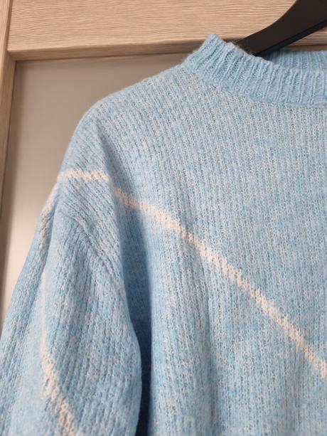 Bledomodrý svetrík, s