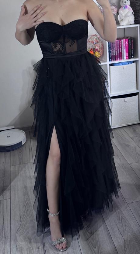 Čierne volánové šaty, l