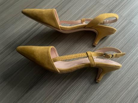 Žlté poltopánky, 36