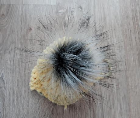 Žltá čiapka s brmbolcom, 86