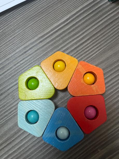 Drevená hrkálka a hryzátko haba color carousel,