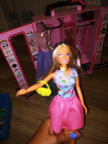 Barbie s okuliarmi,