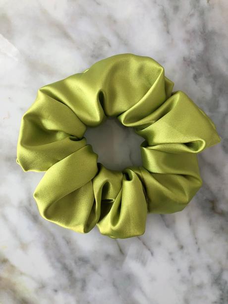 Saténová gumička scrunchie limetková, 