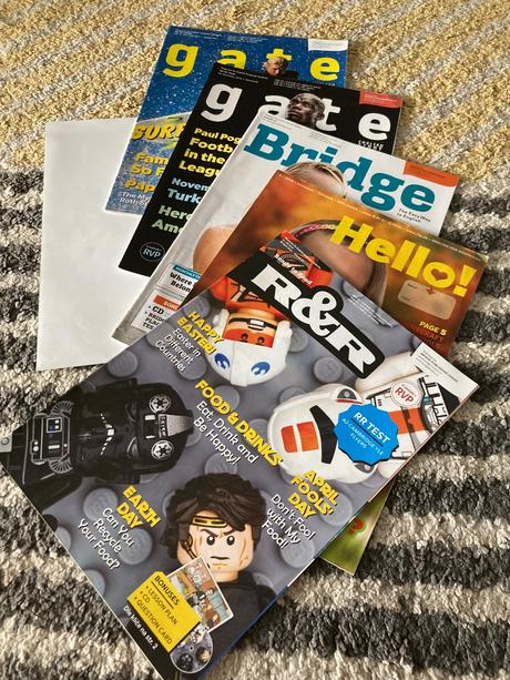 Mix anglických časopisov a mapa, 