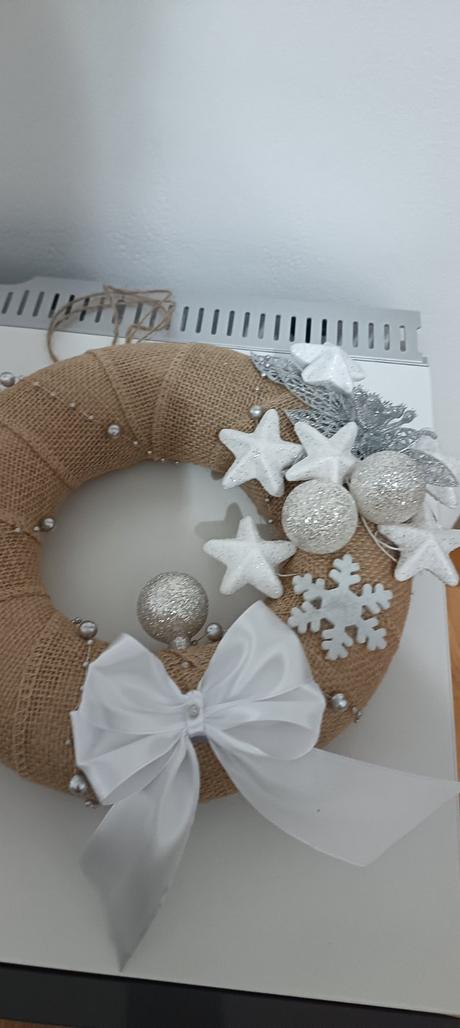 Elegantný sviatočný veniec s hviezdičkami,