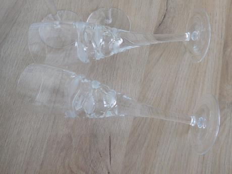 Sklenené poháre na nožičke, 