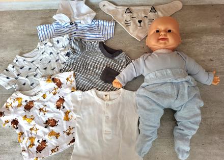 Bábika s hnedými očami a s príslušenstvom, 