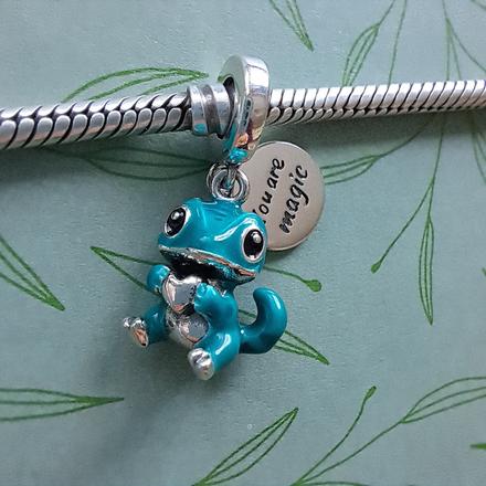 Prívesok chameleónik,