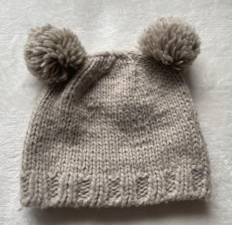 Čiapka s brmbolčekmi, 128