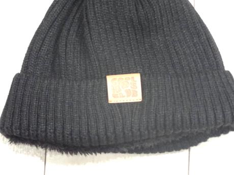 Čierna čiapka s brmbolcom, 50