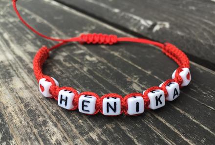 Náramok proti urieknutiu s vlastným menom/červený, 